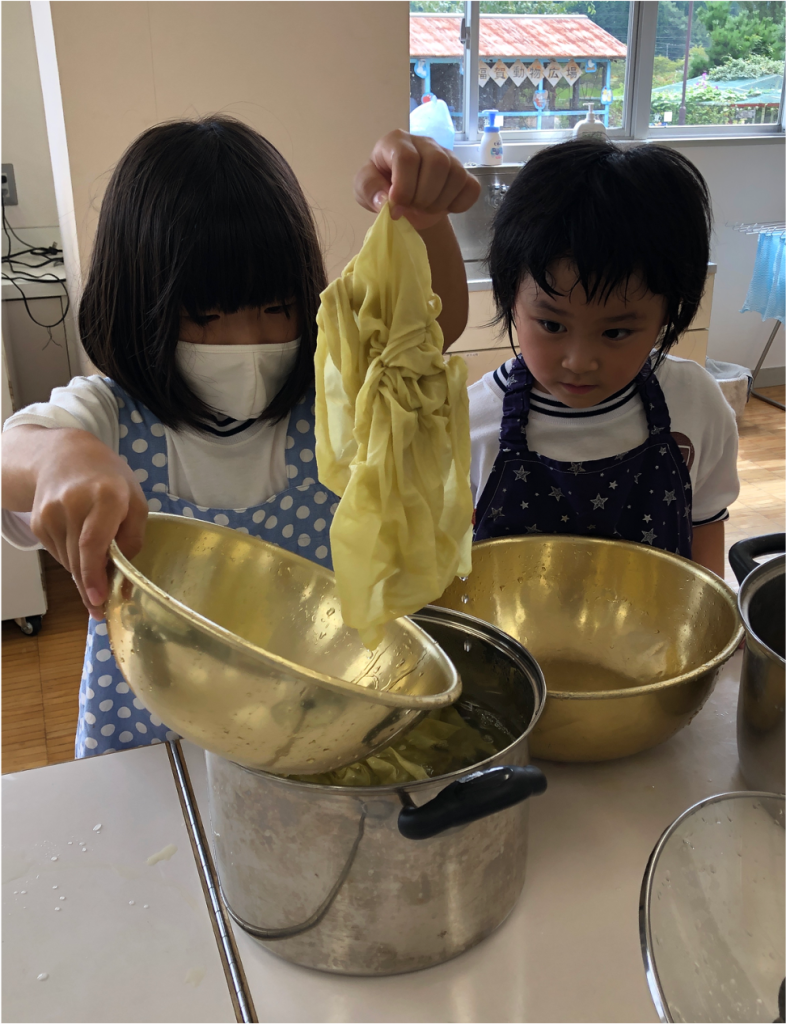 布をみる少女